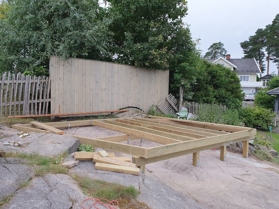 Indbygget pergola med amfiteaterterrasse Indbygget pergola med amfiteaterterrasse